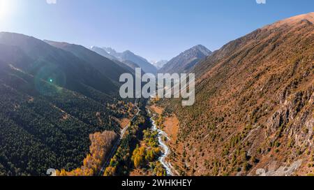 Vue aérienne, ruisseau de montagne Ala Archa coule à travers la vallée d'Ala Archa, paysage de montagne automnal, parc national d'Ala Archa, Khirgiz Ala-Too Banque D'Images