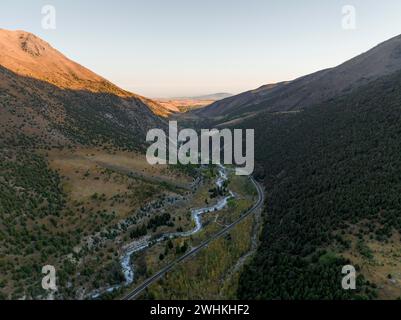 Vue aérienne, ruisseau de montagne Ala Archa coule à travers la vallée d'Ala Archa, paysage de montagne automnal, parc national d'Ala Archa, Khirgiz Ala-Too Banque D'Images