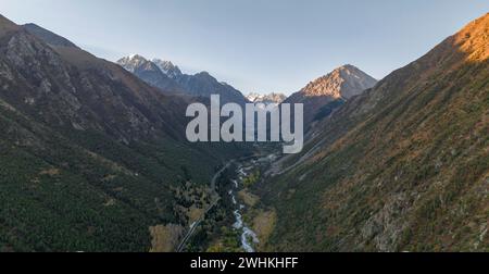 Vue aérienne, ruisseau de montagne Ala Archa coule à travers la vallée d'Ala Archa, paysage de montagne automnal, parc national d'Ala Archa, Khirgiz Ala-Too Banque D'Images