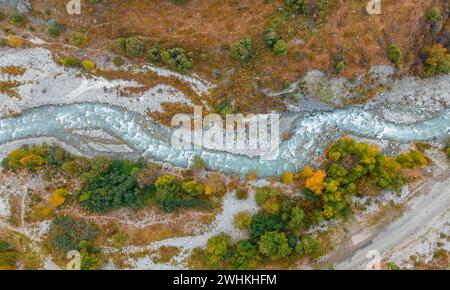 Vue aérienne, ruisseau de montagne Ala Archa coule à travers la vallée d'Ala Archa, paysage de montagne automnal, parc national d'Ala Archa, Khirgiz Ala-Too Banque D'Images