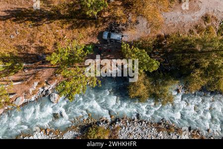 Vue vers le bas, vue aérienne, tente et camping, ruisseau de montagne Ala Archa, parc national Ala Archa, montagnes Khirgiz Ala-Too, région de Chuy, Kirghizistan Banque D'Images