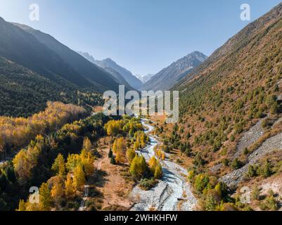 Vue aérienne, ruisseau de montagne Ala Archa coule à travers la vallée d'Ala Archa, paysage de montagne automnal, parc national d'Ala Archa, Khirgiz Ala-Too Banque D'Images