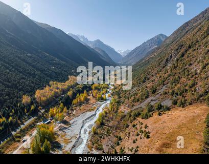 Vue aérienne, ruisseau de montagne Ala Archa coule à travers la vallée d'Ala Archa, paysage de montagne automnal, parc national d'Ala Archa, Khirgiz Ala-Too Banque D'Images