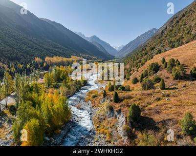 Vue aérienne, ruisseau de montagne Ala Archa coule à travers la vallée d'Ala Archa, paysage de montagne automnal, parc national d'Ala Archa, Khirgiz Ala-Too Banque D'Images