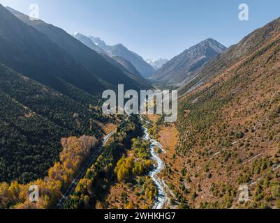 Vue aérienne, ruisseau de montagne Ala Archa coule à travers la vallée d'Ala Archa, paysage de montagne automnal, parc national d'Ala Archa, Khirgiz Ala-Too Banque D'Images