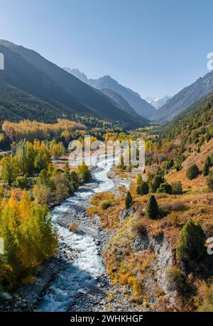 Vue aérienne, ruisseau de montagne Ala Archa coule à travers la vallée d'Ala Archa, paysage de montagne automnal, parc national d'Ala Archa, Khirgiz Ala-Too Banque D'Images