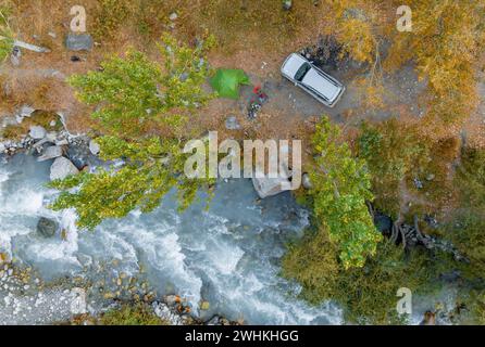 Vue vers le bas, vue aérienne, tente et camm, ruisseau de montagne Ala Archa, parc national Ala Archa, montagnes Khirgiz Ala-Too, région de Chuy, Kirghizistan Banque D'Images