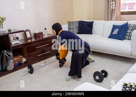 femme musulmane faisant des exercices à la maison Banque D'Images