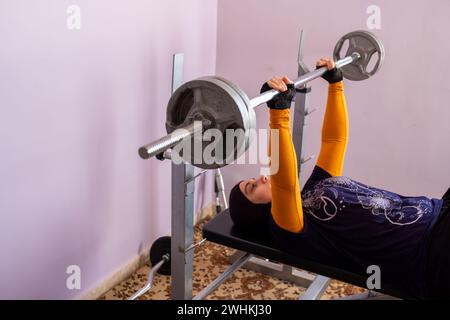 femme musulmane faisant des exercices à la maison Banque D'Images