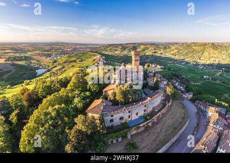 Vue aérienne du château de Cigognola avec son vignoble en arrière-plan, Oltrepo Pavese, Pavie, Lombardie, Italie Banque D'Images