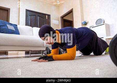 femme musulmane faisant des exercices à la maison Banque D'Images