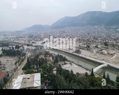 Hatay, Turquie. 08th Feb, 2024. (NOTE DE LA RÉDACTION : image prise avec un drone)vue aérienne du centre-ville d'Antakya dans la province de Hatay montrent l'effet dévastateur du tremblement de terre après un an du tremblement de terre. Cette semaine, la Turquie a commémoré le premier anniversaire du tremblement de terre qui a tué plus de 53 000 personnes dans le pays et laissé plus de 3 millions de personnes sans logement. Hatay est l'une des villes les plus durement touchées par le tremblement de terre du 6 février 2023. (Photo par Ibrahim Oner/SOPA images/SIPA USA) crédit : SIPA USA/Alamy Live News Banque D'Images