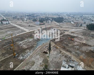 Hatay, Turquie. 08th Feb, 2024. (NOTE DE LA RÉDACTION : image prise avec un drone)vue aérienne du centre-ville d'Antakya dans la province de Hatay montrent l'effet dévastateur du tremblement de terre après un an du tremblement de terre. Cette semaine, la Turquie a commémoré le premier anniversaire du tremblement de terre qui a tué plus de 53 000 personnes dans le pays et laissé plus de 3 millions de personnes sans logement. Hatay est l'une des villes les plus durement touchées par le tremblement de terre du 6 février 2023. (Photo par Ibrahim Oner/SOPA images/SIPA USA) crédit : SIPA USA/Alamy Live News Banque D'Images