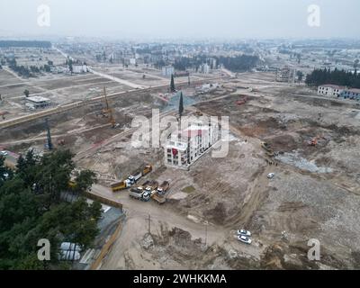 Hatay, Turquie. 08th Feb, 2024. (NOTE DE LA RÉDACTION : image prise avec un drone)vue aérienne du centre-ville d'Antakya dans la province de Hatay montrent l'effet dévastateur du tremblement de terre après un an du tremblement de terre. Cette semaine, la Turquie a commémoré le premier anniversaire du tremblement de terre qui a tué plus de 53 000 personnes dans le pays et laissé plus de 3 millions de personnes sans logement. Hatay est l'une des villes les plus durement touchées par le tremblement de terre du 6 février 2023. (Photo par Ibrahim Oner/SOPA images/SIPA USA) crédit : SIPA USA/Alamy Live News Banque D'Images