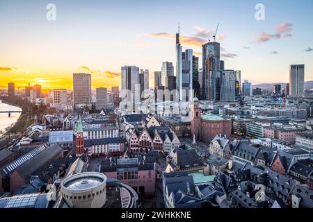 Vue sur le quartier bancaire dans la soirée, gratte-ciel des établissements de crédit, Mainhatten, en face de lui la vieille ville historique avec Roemer et Banque D'Images