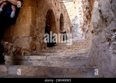 Escalier ancien château avec quelques personnes fatiguées Banque D'Images