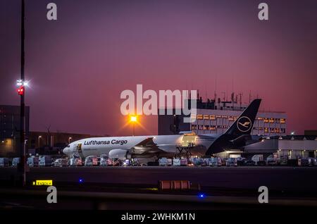 Lufthansa avion cargo en cours de chargement au centre de fret, tôt le matin à l'aéroport devant Sunrise, Fraport, Francfort-sur-le-main Banque D'Images