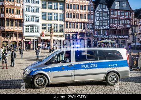 Véhicule de police avec feux bleus clignotants, Roemerberg, Francfort-sur-le-main, Hesse, Allemagne Banque D'Images