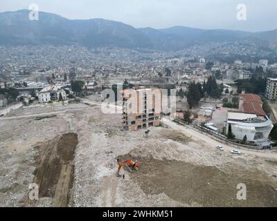 Hatay, Turquie. 08th Feb, 2024. (NOTE DE LA RÉDACTION : image prise avec un drone)vue aérienne du centre-ville d'Antakya dans la province de Hatay montrent l'effet dévastateur du tremblement de terre après un an du tremblement de terre. Cette semaine, la Turquie a commémoré le premier anniversaire du tremblement de terre qui a tué plus de 53 000 personnes dans le pays et laissé plus de 3 millions de personnes sans logement. Hatay est l'une des villes les plus durement touchées par le tremblement de terre du 6 février 2023. (Photo par Ibrahim Oner/SOPA images/SIPA USA) crédit : SIPA USA/Alamy Live News Banque D'Images