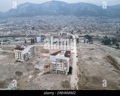 Hatay, Turquie. 08th Feb, 2024. (NOTE DE LA RÉDACTION : image prise avec un drone)vue aérienne du centre-ville d'Antakya dans la province de Hatay montrent l'effet dévastateur du tremblement de terre après un an du tremblement de terre. Cette semaine, la Turquie a commémoré le premier anniversaire du tremblement de terre qui a tué plus de 53 000 personnes dans le pays et laissé plus de 3 millions de personnes sans logement. Hatay est l'une des villes les plus durement touchées par le tremblement de terre du 6 février 2023. (Photo par Ibrahim Oner/SOPA images/SIPA USA) crédit : SIPA USA/Alamy Live News Banque D'Images