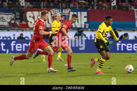 Match de football, Lennard MALONEY 1.FC Heidenheim et Jan SCHOePPNER 1.FC Heidenheim sont partis après Youssoufa MOUKOKO Borussia Dortmund sur le ballon Banque D'Images