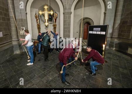 Xanten, Allemagne. 10 février 2024. Les membres de la compagnie de sonnerie tirent sur trois cordes samedi soir pour sonner les trois grosses cloches de la cathédrale. La « compagnie de sonnerie » de la cathédrale de Xanten sonne dimanche à la main 13 hommes, pour la plupart des retraités, sonnent à la main les trois grosses cloches de la cathédrale sur des cordes de 40 mètres de long. Ils suivent une chorégraphie fixe - parfois ils en pendent trois à une corde. Crédit : Christoph Reichwein/dpa/Alamy Live News Banque D'Images