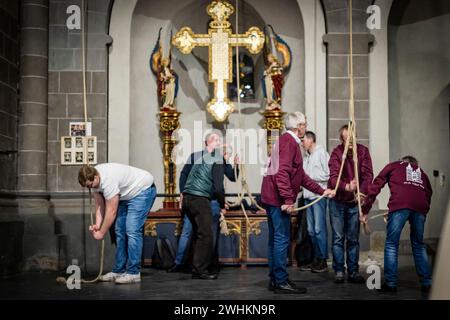 Xanten, Allemagne. 10 février 2024. Les membres de la compagnie de sonnerie tirent sur trois cordes samedi soir pour sonner les trois grosses cloches de la cathédrale. La « compagnie de sonnerie » de la cathédrale de Xanten sonne dimanche à la main 13 hommes, pour la plupart des retraités, sonnent à la main les trois grosses cloches de la cathédrale sur des cordes de 40 mètres de long. Ils suivent une chorégraphie fixe - parfois ils en pendent trois à une corde. Crédit : Christoph Reichwein/dpa/Alamy Live News Banque D'Images