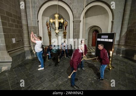 Xanten, Allemagne. 10 février 2024. Les membres de la compagnie de sonnerie tirent sur trois cordes samedi soir pour sonner les trois grosses cloches de la cathédrale. La « compagnie de sonnerie » de la cathédrale de Xanten sonne dimanche à la main 13 hommes, pour la plupart des retraités, sonnent à la main les trois grosses cloches de la cathédrale sur des cordes de 40 mètres de long. Ils suivent une chorégraphie fixe - parfois ils en pendent trois à une corde. Crédit : Christoph Reichwein/dpa/Alamy Live News Banque D'Images