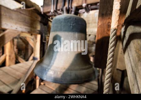 Xanten, Allemagne. 10 février 2024. Le Grand vainqueur est accroché au clocher de la cathédrale de Xanten. La cloche a été coulée en 1450, pèse 2300 kilogrammes et sonne dans le carillon h0. À droite se trouve la corde que les membres de la compagnie de sonnerie dans la nef tirent pour faire sonner la cloche. La « compagnie de sonnerie » de la cathédrale de Xanten sonne dimanche à la main 13 hommes, pour la plupart des retraités, sonnent à la main les trois grosses cloches de la cathédrale sur des cordes de 40 mètres de long. Ils suivent une chorégraphie fixe - parfois ils en pendent trois à une corde. Crédit : Christoph Reichwein/dpa/Alamy Live News Banque D'Images