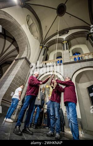 Xanten, Allemagne. 10 février 2024. Les membres de la compagnie de sonnerie tirent sur trois cordes samedi soir pour sonner les trois grosses cloches de la cathédrale. La « compagnie de sonnerie » de la cathédrale de Xanten sonne dimanche à la main 13 hommes, pour la plupart des retraités, sonnent à la main les trois grosses cloches de la cathédrale sur des cordes de 40 mètres de long. Ils suivent une chorégraphie fixe - parfois ils en pendent trois à une corde. Crédit : Christoph Reichwein/dpa/Alamy Live News Banque D'Images