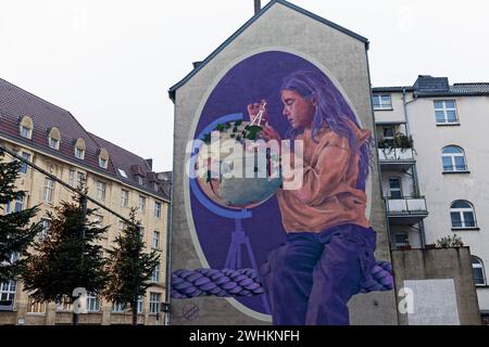 Murale, fille avec globe et boussole, d'après un portrait de Gerhard Mercator, murale du duo d'artistes Innerfields, Duisburg, Rhénanie du Nord-Westphalie, Allemagne Banque D'Images