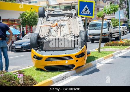 Portrait d'une voiture à bascule au milieu de la rue dans de mauvaises circonstances Banque D'Images