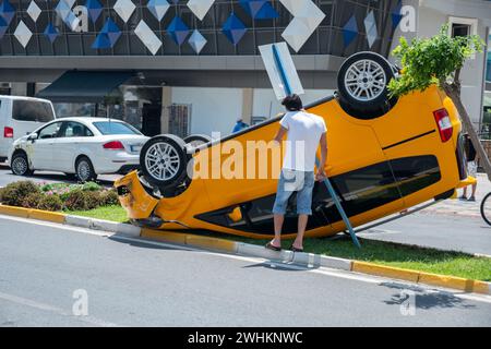 Portrait d'une voiture à bascule au milieu de la rue dans de mauvaises circonstances Banque D'Images