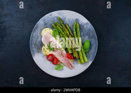 Asperges vertes glacées avec filet de truite arc-en-ciel fumé Banque D'Images