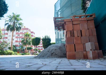 Trottoir à côté d'un lieu de travail de construction avec filet vert à faire assurez-vous que les pertes de n'auront pas d'effet sur le passage les peuples Banque D'Images