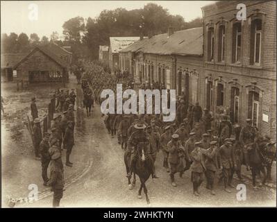 Long dossier de prisonniers allemands pris par des Canadiens sur la somme escortés vers les cages des prisonniers par la police militaire canadienne. Images des Forces canadiennes pendant la première Guerre mondiale France 1916 Banque D'Images