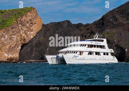 Bateau d'excursion au large de Vincente Roca point, îles Galapagos, île Isabela, Équateur, Amérique du Sud Banque D'Images