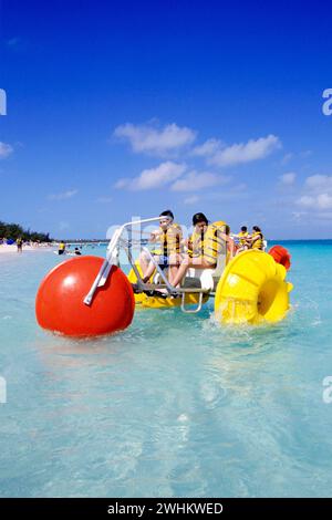 Amérique centrale, Caraïbes, enfants avec buggy d'eau, Bahamas Banque D'Images