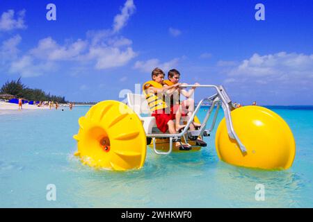 Amérique centrale, Caraïbes, enfants avec buggy d'eau, Bahamas Banque D'Images