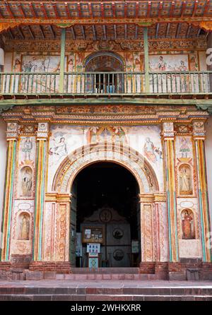 Façade de l'église Saint Pierre l'Apôtre, Andahuaylillas, région de Cusco, province de Quispicanchi, Pérou Banque D'Images