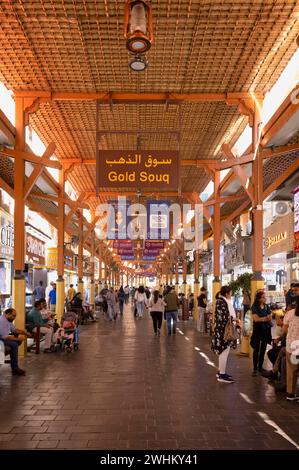 Rue et signe dans Gold Souq, marché, Deira, Dubaï, Émirats arabes Unis, VAR Banque D'Images