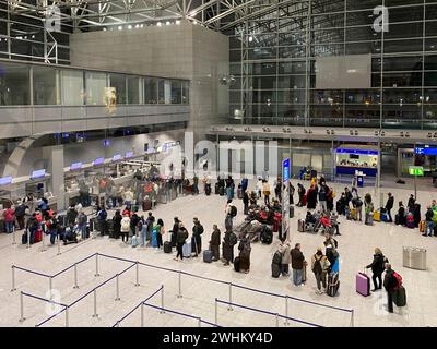 Enregistrement, enregistrement, enregistrement des bagages des passagers, hall d'attente, terminal 2, aéroport de Francfort-sur-le-main, Hesse, Allemagne Banque D'Images