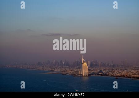 Vue de la plate-forme d'observation The View at the Palm, sur l'Hôtel Burj al Arab, Burj Khalifa, Downtown, Palm Jumeirah, lumière du soir, Dubaï, arabe unie Banque D'Images