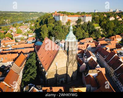 Pirna sur l'Elbe. Vue générale sur le vieux centre-ville avec préparation Cathédrale Marie et forteresse de Sonnenstein, Pirna, Saxe, Allemagne Banque D'Images