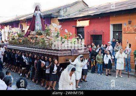 Antigua, Guatemala. Semana Santa (semaine Sainte). Les femmes portent un Anda (flotteur) avec la Vierge Marie dans une procession religieuse. Banque D'Images