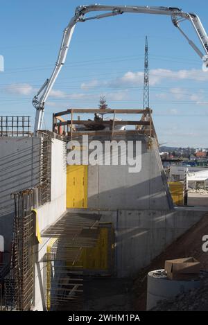 Pompe à béton pour le transfert de béton liquide par pompage Banque D'Images