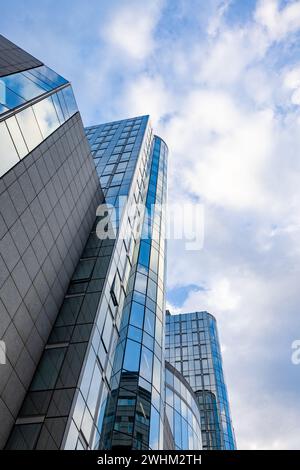 Vue de dessous les gratte-ciel modernes dans le quartier des affaires contre le ciel bleu Banque D'Images