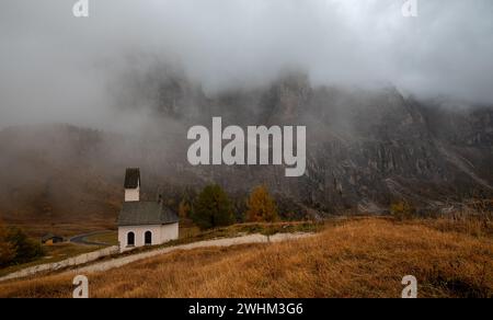 Église de cappella di san Maurizio au col Passo gardena dans les Dolomites Banque D'Images