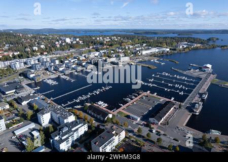 Drone paysage urbain aérien de la ville de Kuopio et du port de plaisance. finlande orientale Europe Banque D'Images