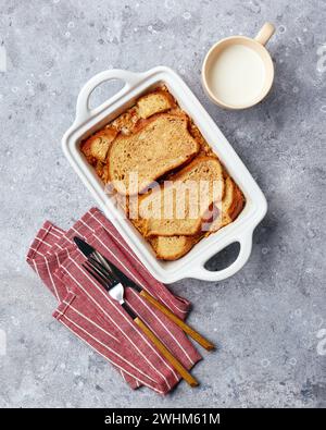 Pain pudding petit déjeuner cocotte faite de pain de blé, œufs, lait et pommes râpées Banque D'Images